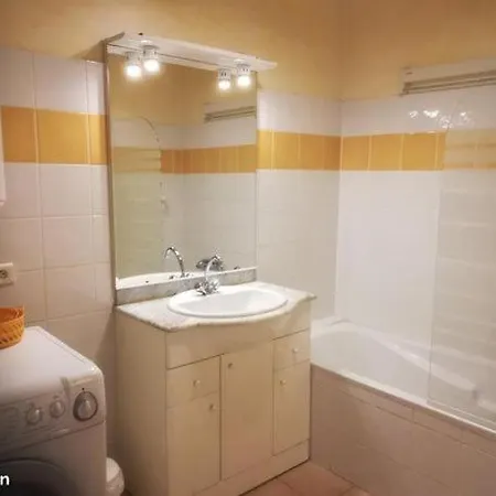 Appartement Sainte Maxime grand studio climatisé proche du bord de mer *