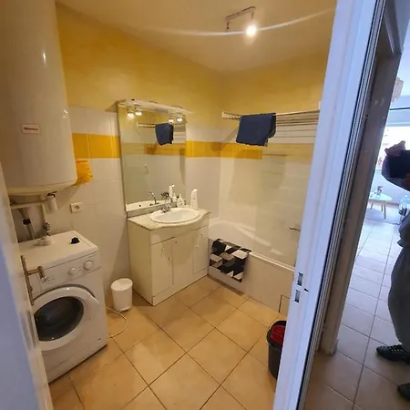 Sainte Maxime grand studio climatisé proche du bord de mer Appartement *